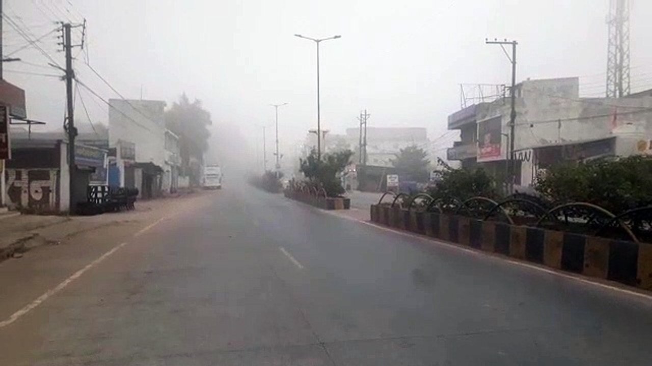 सरगुजा शीतलहर की चपेट में, घने कोहरे के कारण पड़ रही कड़ाके की ठंड