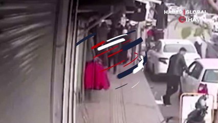 Cansız mankenden yelek çalıp üzerine giydi... O anlar kamerada