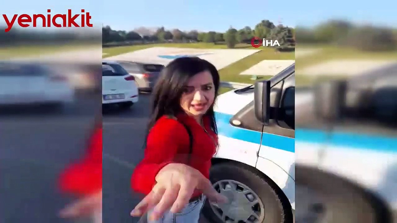 Kadın sürücü trafikte dehşet saçtı! Kucağında bebekle ambulans şoförünü bıçakladı önüne gelene saldırdı