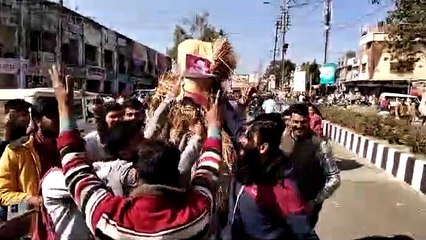 करणी सेना परिवार द्वारा किया गया विरोध मुख्यमंत्री एवं नीमच विधायक के पोस्टर फाड़े गए