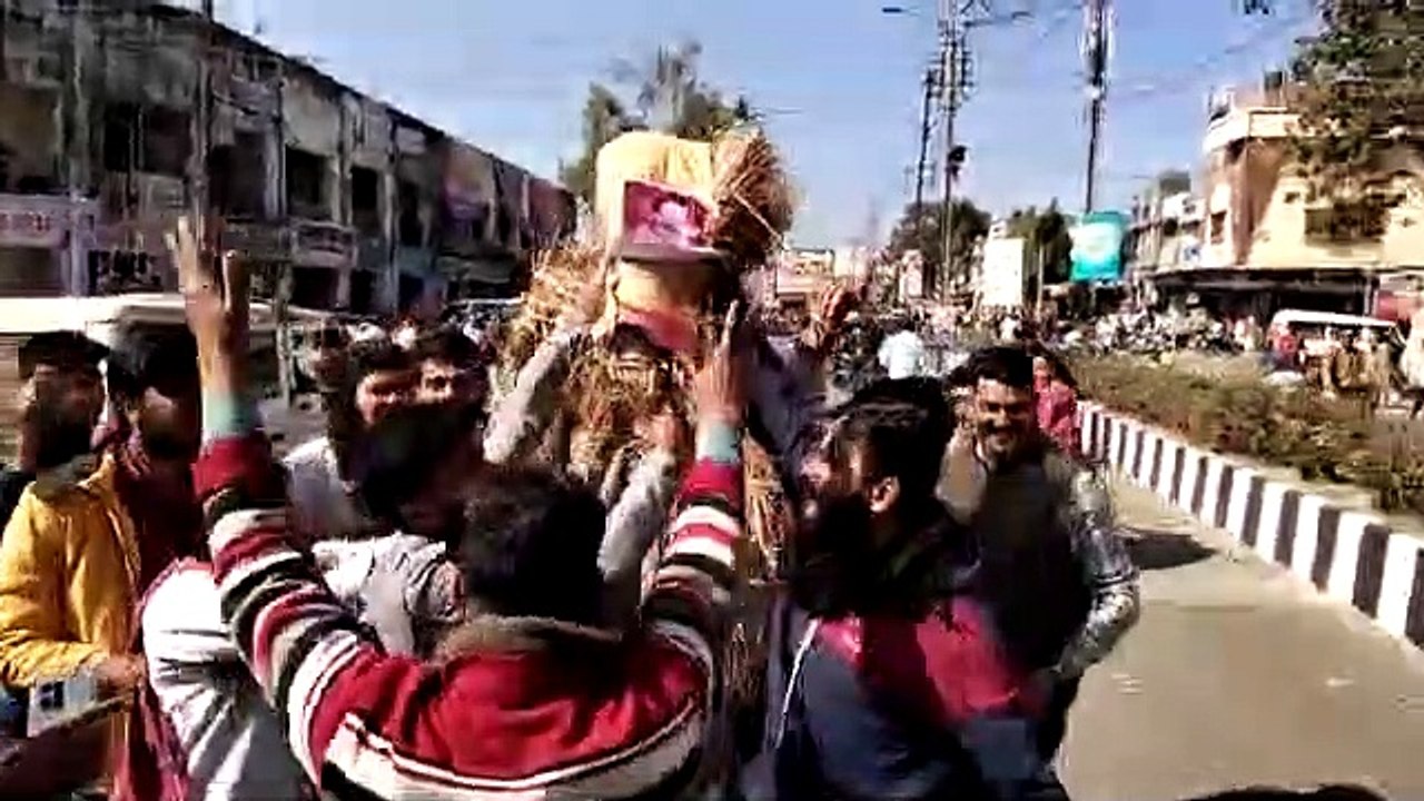 करणी सेना परिवार द्वारा किया गया विरोध मुख्यमंत्री एवं नीमच विधायक के पोस्टर फाड़े गए