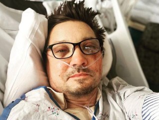 Jeremy Renner, “amoché", publie un selfie sur son lit d’hôpital et reçoit le soutien des acteurs de Marvel