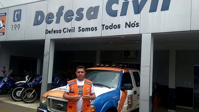 Defesa Civil distribui lonas e telhas às famílias atingidas por chuva