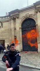 İklim aktivistleri bu defa Fransa başbakanlık binasını hedef aldı