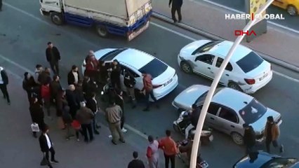 Tekmeli yumruklu 'yol' kavgası kamerada