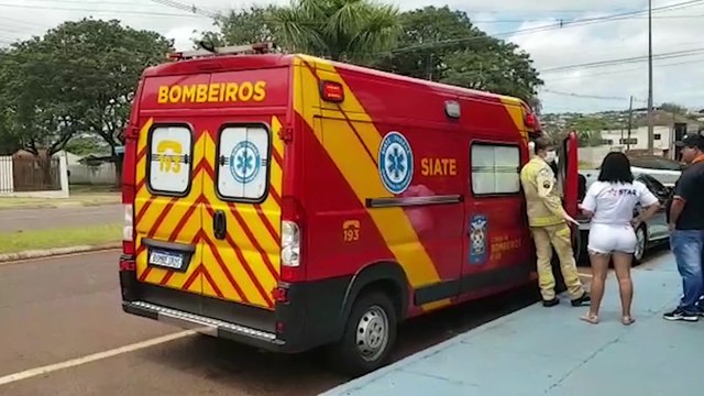 Jovem é socorrida pelo Corpo de Bombeiros na Avenida Brasil