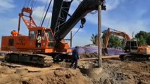 In Vietnam si cerca di estrarre bimbo caduto in pilone di cemento