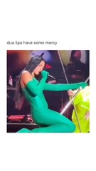 Dua Lipa qui danse en concert et montre tout