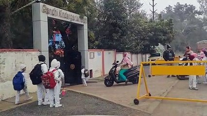 Sidhi: Shivering from the cold, the young ones are reaching the school