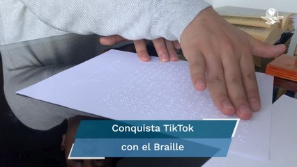 Los ojos de Joan; joven enseña a escribir en Braille en redes sociales