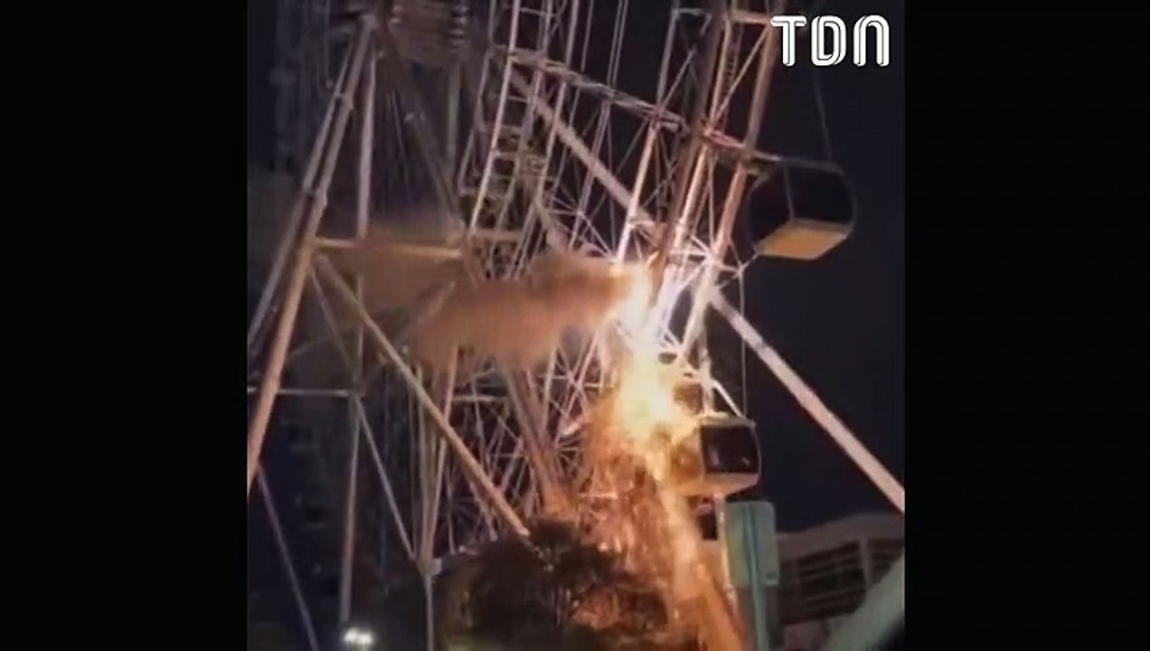 Une grande roue tombe en panne, 60 personnes bloquées