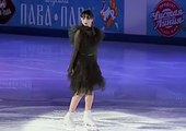 Il balletto di Mercoledì Addams sul ghiaccio: il video virale della pattinatrice russa Kamila Valieva