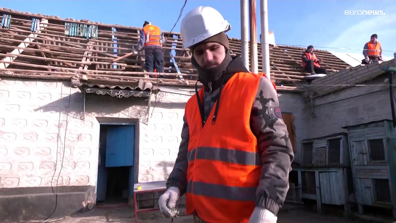 Wiederaufbau in der Ukraine: Freiwillige reparieren zerstörte Häuser