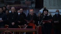 L'omaggio della Cei a Ratzinger, Zuppi prega davanti alla salma