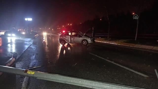 Aydınlatma direğine çarpan otomobildeki 2 kişi yaralandı