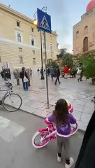 Palermo, un cittadino spegne un rogo