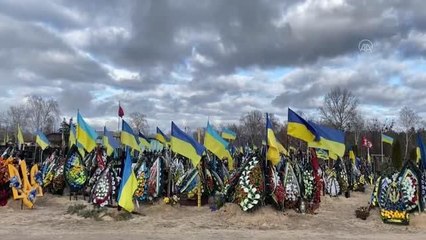 Savaşta hayatını kaybedenler anısına Lisove Mezarlığı'na çelenkler bırakıldı