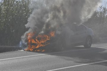 OTOMOBİLİN ALEV ALEV YANDIĞI ANLAR KAMERADA