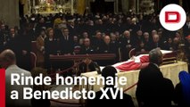 Doña Sofía visita la capilla ardiente de Benedicto XVI