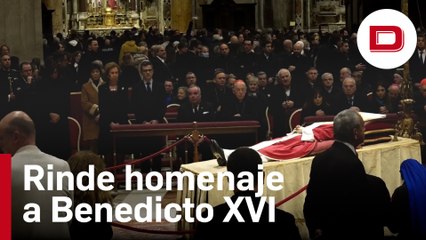 Doña Sofía visita la capilla ardiente de Benedicto XVI
