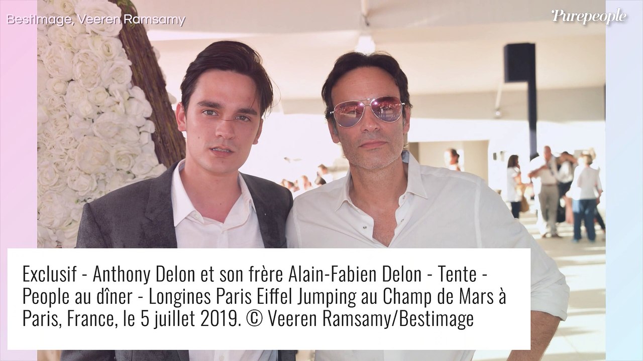 Alain Delon et ses enfants : leur carte de voeux au coeur d'un imbroglio, Anouchka Delon sort de ses gonds !