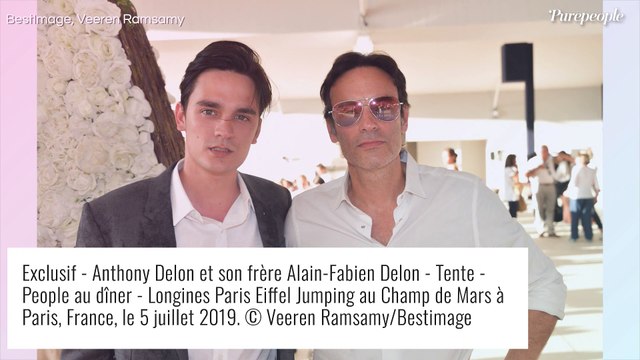 Alain Delon et ses enfants : leur carte de voeux au coeur d'un imbroglio, Anouchka Delon sort de ses gonds !