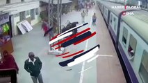 Her şey saniyeler içinde oldu! Pakistan'da trene binmek isteyen yaşlı adam neye uğradığını şaşırdı