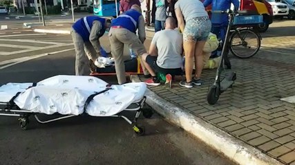 Condutor de patinete fratura o pé ao colidir com carro na Av. Brasil