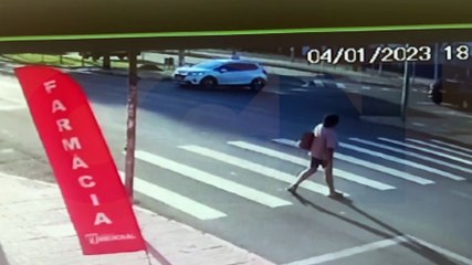 Veja momento em que condutor de patinete elétrico é atingido por carro no Centro
