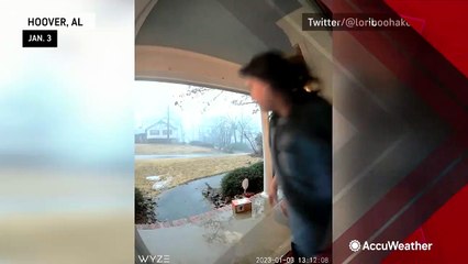 Close lightning strike startles Alabama homeowner