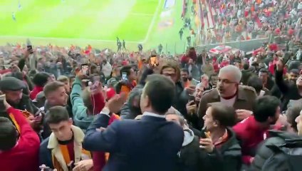 Galatasaray taraftarından İmamoğlu'na sevgi seli