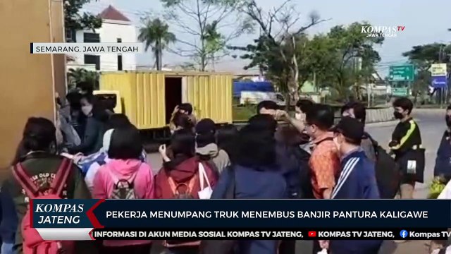 Banjir Belum Surut, Pekerja Menumpang Truk untuk Menembus Banjir Pantura Kaligawe