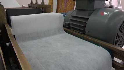 Okuldaki maske makineleriyle artık 'bez terlik' üretiyorlar