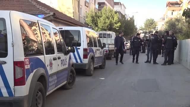 Aile içi kavgaya müdahale eden polis memuru bıçakla yaralandı