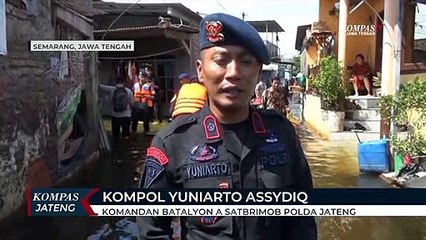 Brimob Distribusikan Makanan untuk Korban Banjir