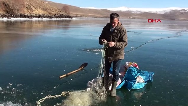 Buz tutan Çıldır Gölü'nde eskimo usulü balık avı