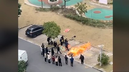 Covid-19'dan ölen yakınlarını sokak ortasında yaktılar