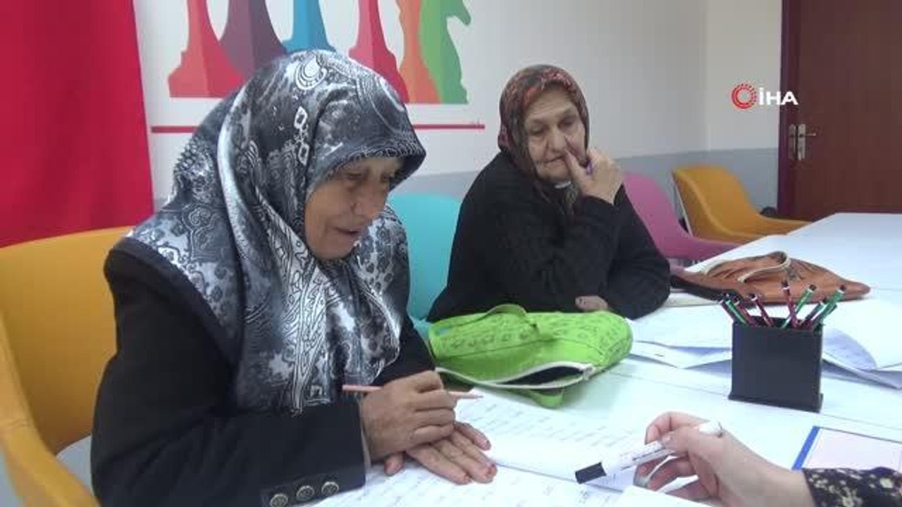 İki arkadaş birbirlerine destek olup okuma yazma öğreniyorlar