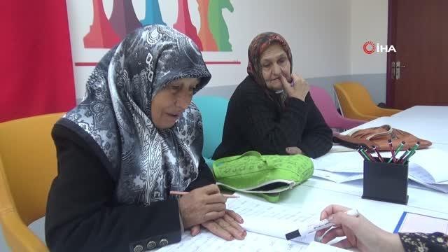 İki arkadaş birbirlerine destek olup okuma yazma öğreniyorlar