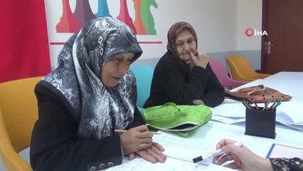 İki arkadaş birbirlerine destek olup okuma yazma öğreniyorlar