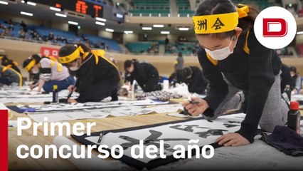 Japoneses participan en el primer concurso de caligrafía del año