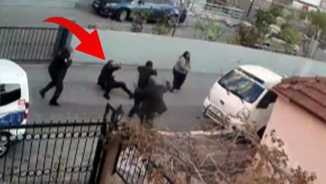 Ayağı kayıp yere düşen polis memurunu böyle bıçakladı! O anlar güvenlik kamerasında