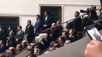 Süleyman Soylu, grup toplantısını merdivenlere oturarak takip etti