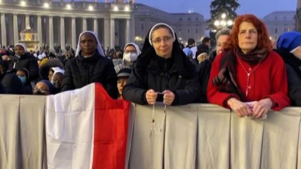 Migliaia di fedeli a Piazza San Pietro per funerali di Ratzinger
