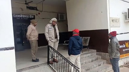 बेखौफ बदमाश...बैंक खुलते ही घुसे लुटेरे, आठ लाख की नकदी लेकर फरार
