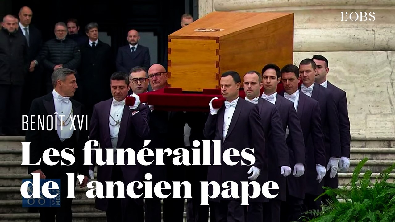 L'arrivée du cercueil de Benoît XVI sur la place Saint-Pierre pour les funérailles de l'ancien pape
