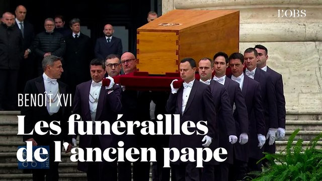 L'arrivée du cercueil de Benoît XVI sur la place Saint-Pierre pour les funérailles de l'ancien pape