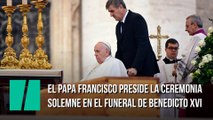 El Papa Francisco preside la ceremonia solemne en el funeral de Benedicto XVI
