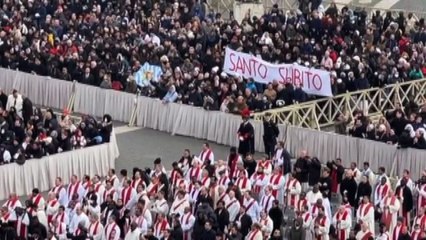 Download Video: Ratzinger, saluto dei fedeli tra applausi e grido 