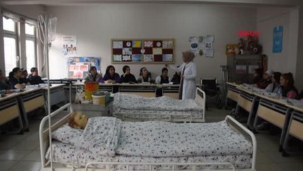 BATMAN'DA MESLEK LİSESİ ÖĞRENCİLERİ, HASTA VE YARDIMA MUHTAÇ YAŞLILARIN BAKIMINI YAPIYOR